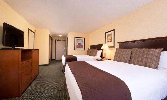 Tri-Cities Hotel | Pleasant Stay, Convenient Location! 3 Contemporary Units w/FREE Parking, Pool!