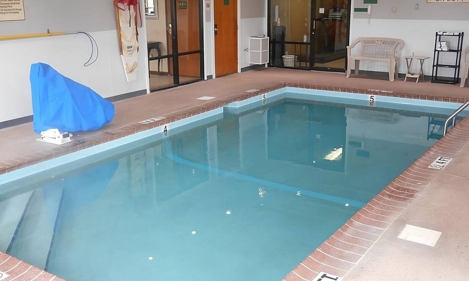 Lexington House | Pleasant Stay, Convenient Location! Free Parking, Free Breakfast, Pool