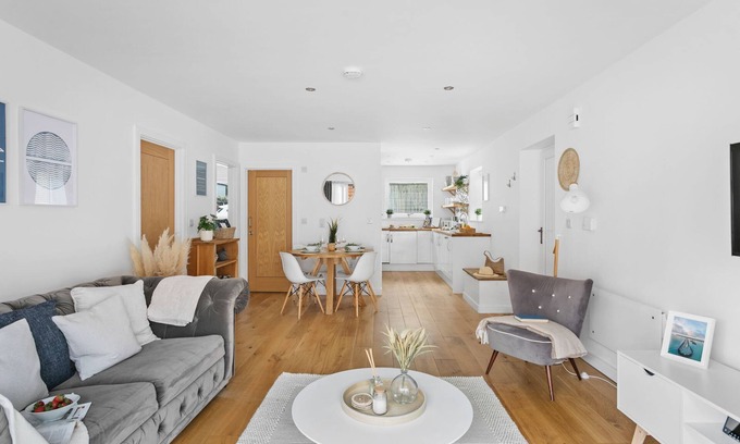 Brixham Apartment | Plover 1, The Cove - an apartment that sleeps 4 guests in 2 bedrooms