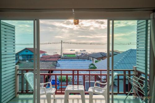 Koh Lan Hotel | PloyPhailin พลอยไพรินรีสอร์ท