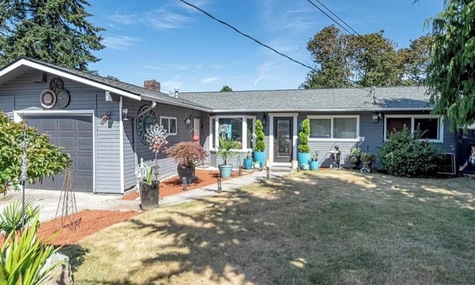 Des Moines House | PNW Home With Private Outdoor Getaway Space