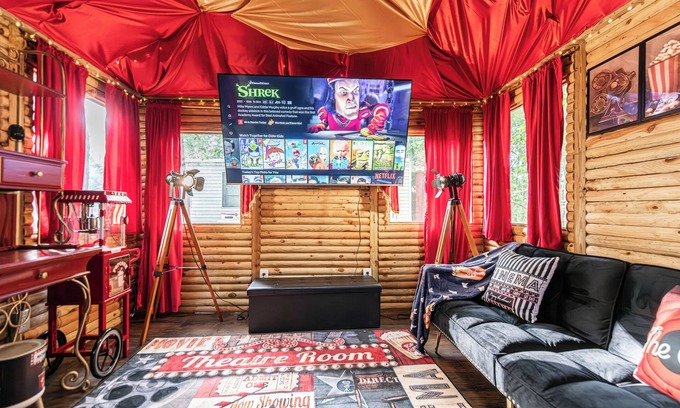 Gouldsboro Cabin | Pocono Cinema & Sauna Retreat Cozy 2 BR w Outdoor Theater Private Hot Tub &Sauna