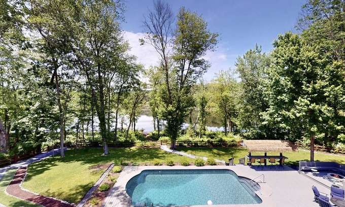 East Stroudsburg Cabin | Poconos Idyllic Lakefront House 12ppl Gameroom Hot Tub Firepit