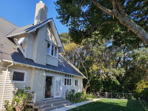 New Plymouth House | Pohutukawa House - New Plymouth Holiday Home