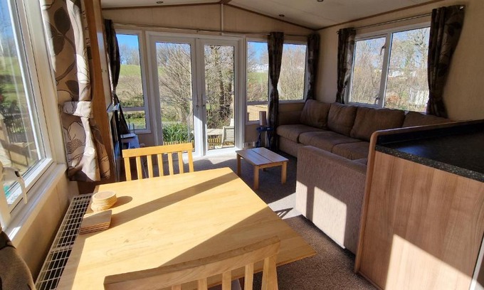 Hastings Apartment | Pond-side tranquillity - Lakeside Rose Cottage