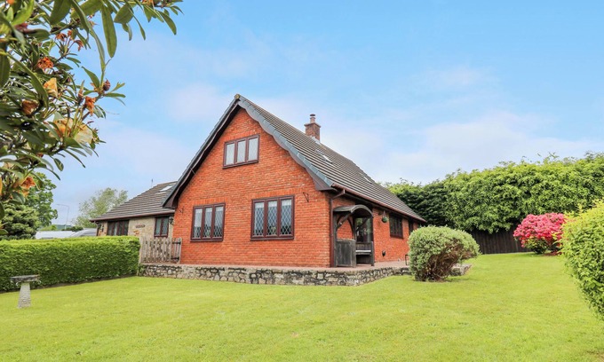 Newbridge-on-Wye Cottage | PONDAROSA, pet friendly, with hot tub in Newbridge-On-Wye