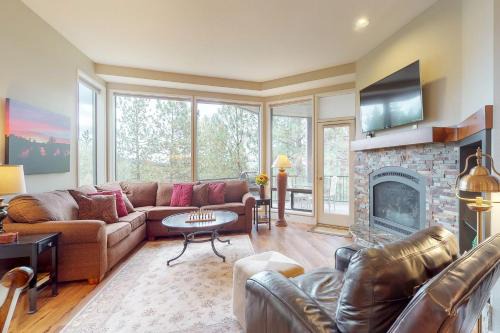 Century West Apartment | Ponderosa Views & Seclusion in Century West