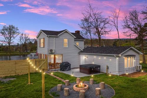 Luray House | Pondview 4BR Cabin-Walk to Caverns, Hot Tub, Wi-Fi