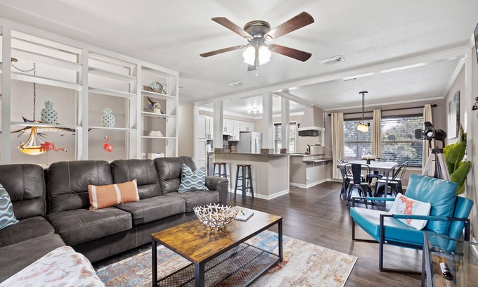 Northeast Pensacola House | POOL* 5 bed*Arcade * Fire Pit *PingPong *