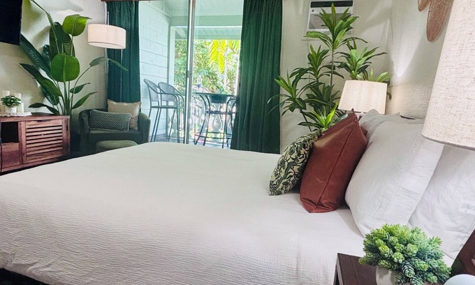 Historic Kailua Village Apartment | Pool and Hot Tub - Romantic and Luxe Walkup Studio in the heart of Kailua-Kona