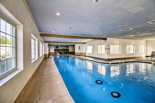 Table Rock Apartment | Pool and Step-Free Access Branson Resort Condo!