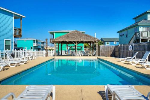 Port Aransas Villa | Pool Cabana Backyard w Fire Pit Walk to the Beach Villa Reel by AvantStay