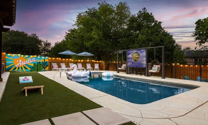 Gracywoods House | Pool, Hot Tub, Fire Pit, Karaoke, Game Room, Movie