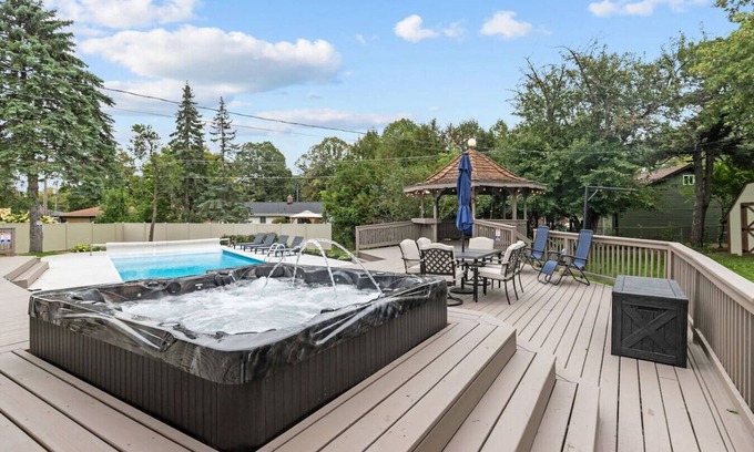 Green Bay House | Pool |HotTub|TheaterRoom|Sleeps 15|Grill|Games