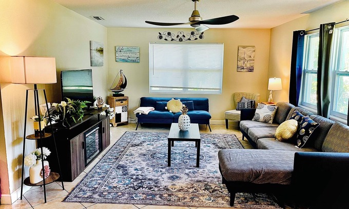 South Daytona House | Pool House 3 miles from the π Beach