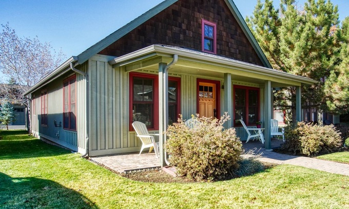 Sisters House | Pool, In Pine Meadows, 1 Level Cottage, Garage, 1 Blk to Town, Popular for Years