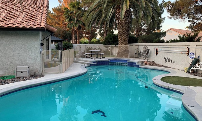 Green Valley North House | POOL &/SPA. 9 hole Mini putt in yard. Walk to Golf Course. 3 Bedrm, bungalow