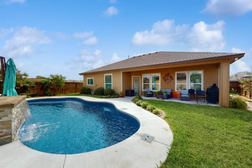 Flour Bluff House | Poolside Chic by the Beach