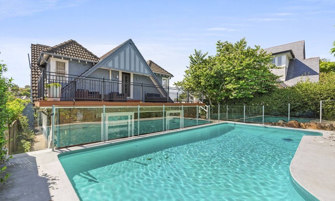 Kurraba Point House | Poolside Stay - Close to Taronga Zoo & Luna Park