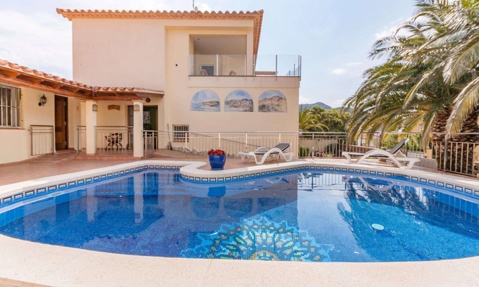 El Mas Fumats Villa | Poolside Villa near Beaches