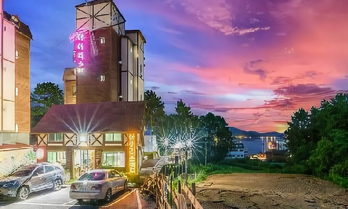 Yongnam-myeon Hotel | Poonchamaeul Iris Pension