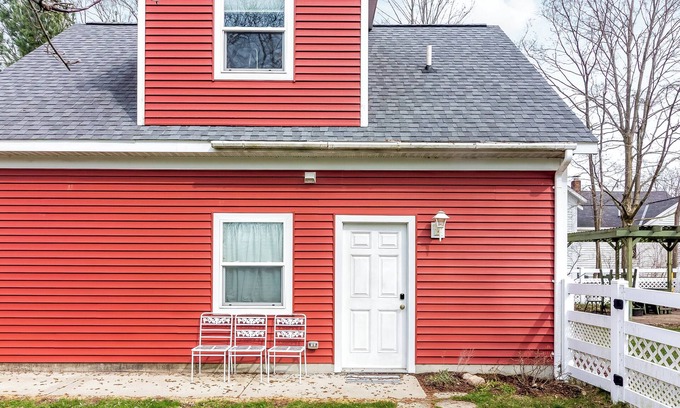 Douglas Apartment | Poppy Cottage Bright 1BR Apartment in Douglas