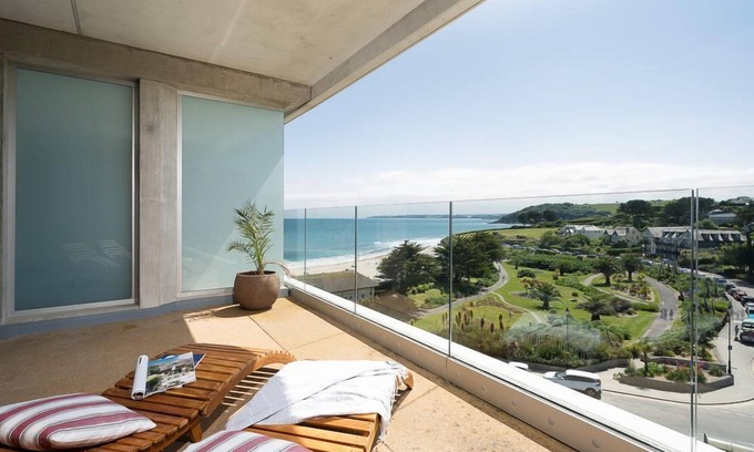 Maenporth Apartment | Port is a one bedroom apartment with high spec, stylish and modern exteriors