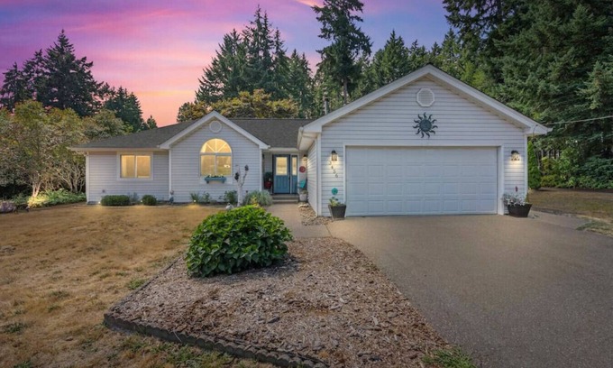 East Port Orchard House | Port Orchard Oasis Retreat w/Hot Tub & Game Room!