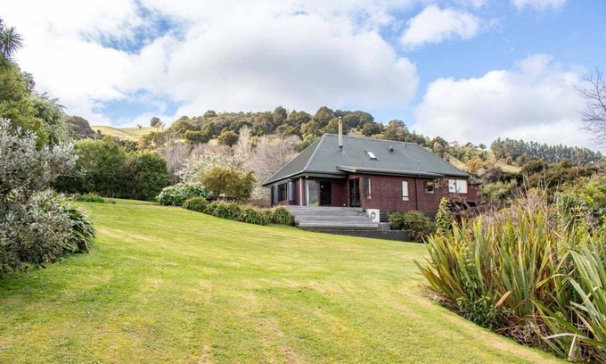 Akaroa House | Port Watch – Relaxed Kiwi Bach Over Akaroa Harbour
