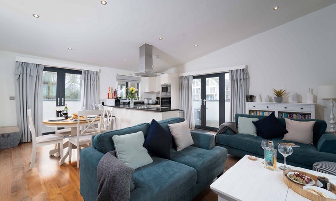 St Ives Apartment | Porthminster Mews – Sleeps 4 – On-Site Parking – Sea Views