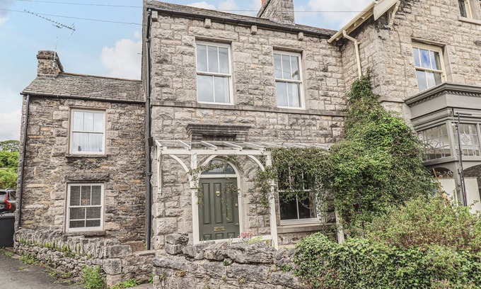 Lindale House | PORTOBELLO, pet friendly, with a garden in Lindale