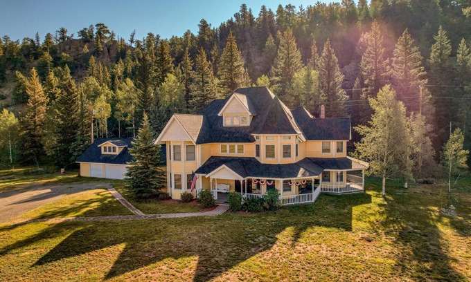 South Fork House | Posh mansion with antique decor, WiFi, & gas fireplace - near river and skiing