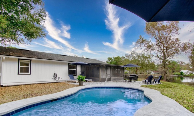 Southside House | ~Posh Panda Landing Sleeps 8 Heated Pool & Pond~