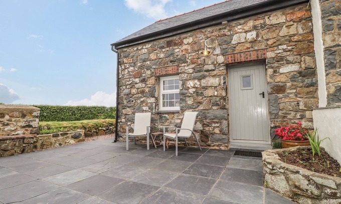 Trefasser Cottage | POST OFFICE COTTAGE, pet friendly, with open fire in Goodwick