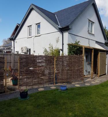 Glangrwyney Apartment | Post Office Row Apartment and garden