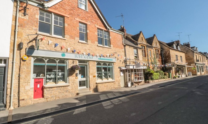 Winchcombe Cottage | POSTMASTER'S LODGING, family friendly, with a garden in Winchcombe