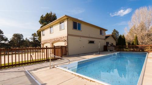 Bend House | Powell by AvantStay Secluded Home only 10 Mins from DT Bend w Hot Tub