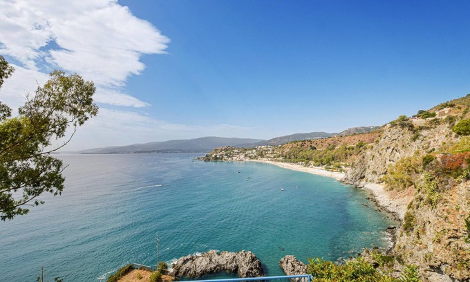 Zambrone Apartment | Practical apartment for a relaxing stay on the outskirts of Zambrone.