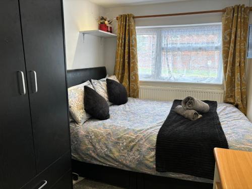 Coventry Apartment | Practical onsite Cosy Studio with Shared Entrance