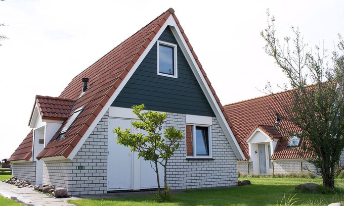 Den Oever House | Practically furnished vacation home located on the edge of a vacation park near the Ijsselmeer (3 km