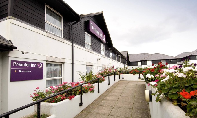 Carnon Downs Hotel | Premier Inn Truro