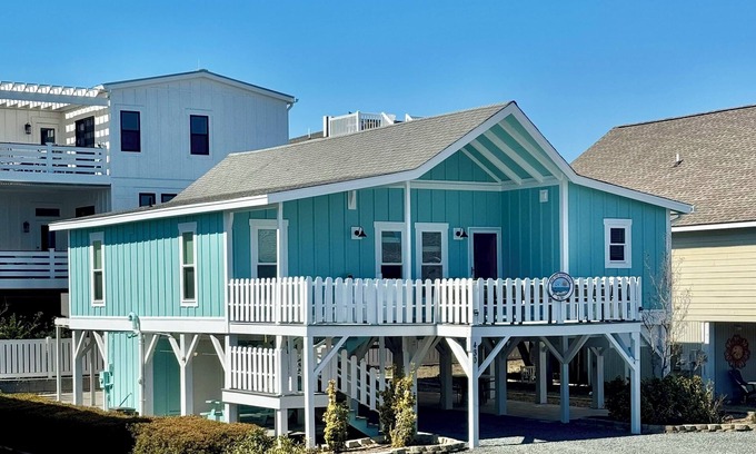 Sunset Beach House | PREMIER location; CONCIERGE linen service; 2 PRIMARY SUITES