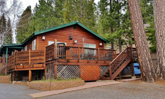 Peninsula Village Cabin | Premiere Family-Friendly Lakeside Cabin, Beautiful Views, Free Dock & Boat Slip