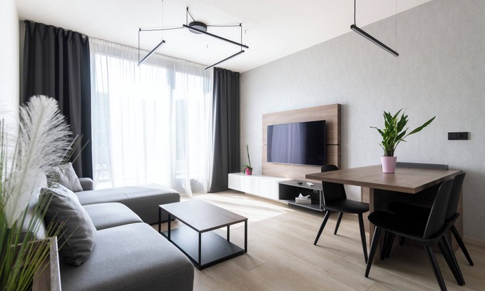 Prague 5 Apartment | Premium Spacious Top-Floor with A/C, ๐๐ฟ๐ฒ๐ฒ ๐ฃ๐ฎ๐ฟ๐ธ๐ถ๐ป๐ด, 200Mb WiFi