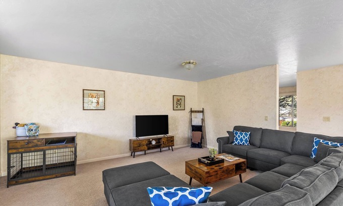 Prescott Cabin | Prescott Family Getaway: Spacious 4-Bedroom Retreat with Game Room and Wildlife