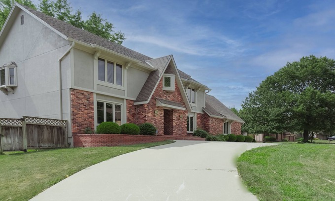 Overland Park House | Presidential Home with 1 Gig Wifi / Fenced Yard / Sauna