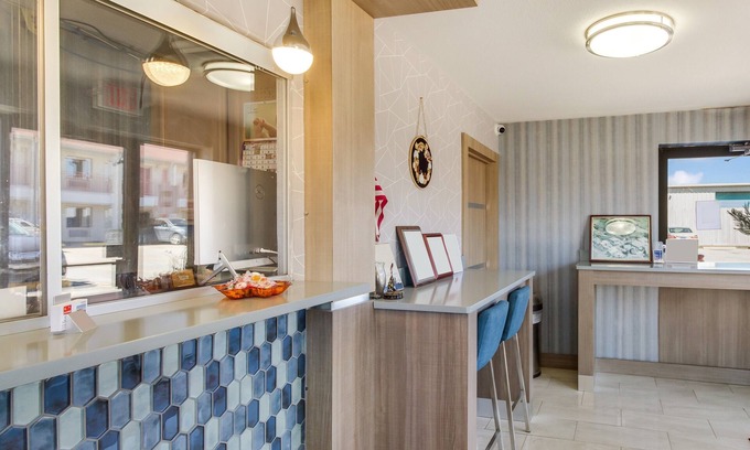 US 290 Hotel | Prestige Inn