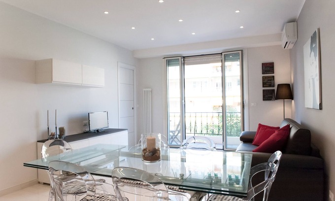 Old Town Apartment | Prestigious apartment, 20 m from the sea and Casino, Menton center