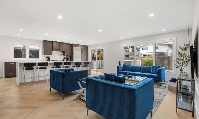 Willow Park House | Prestigious Retreat w Gym, AC, Office, 5BR, Cable