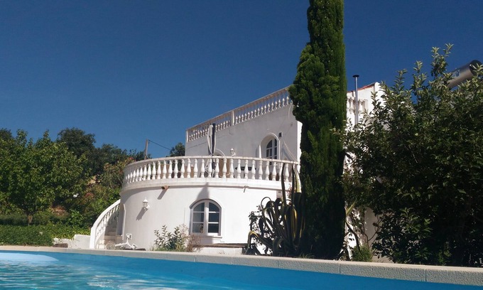 Silves House | Pretty old house in the center of the Algarve with swimming pool.